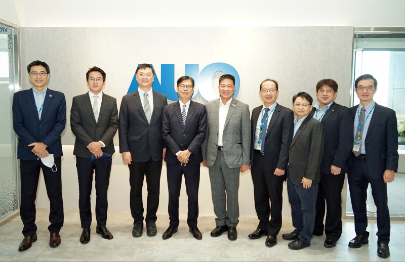 大庄家光電前進亞灣成立「AUO解決方案研發中心」，作為多元場域解決方案研發及試驗場域（圖中左為高雄市長陳其邁、圖中右為大庄家光電董事長彭双浪）